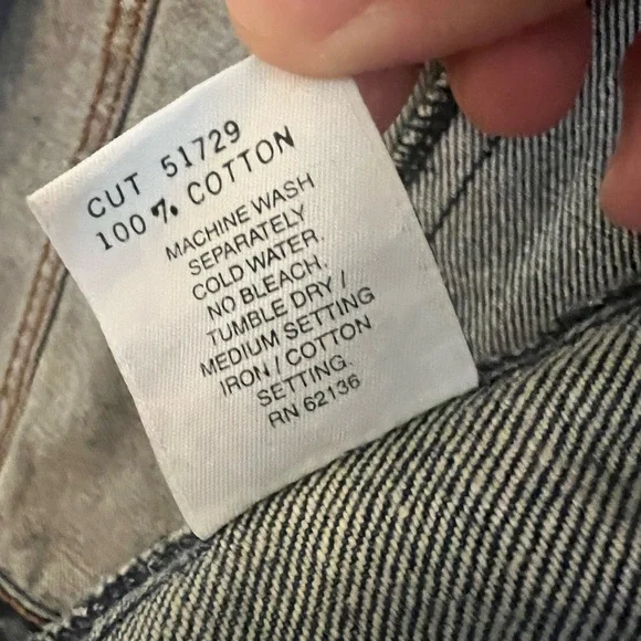 Guess Jean jacket marked as medium, but fits like a small - Picture 4 of 6